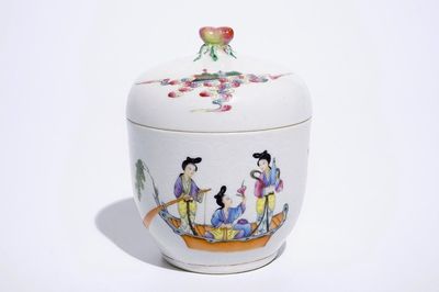 Un bol couvert en porcelaine de Chine famille rose sur fond blanc sgraffiato, marque de Jiaqing, 19/20ème