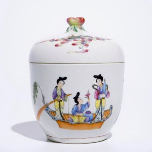 Un bol couvert en porcelaine de Chine famille rose sur fond blanc sgraffiato, marque de Jiaqing, 19/20ème — photo 2