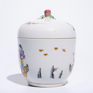 Un bol couvert en porcelaine de Chine famille rose sur fond blanc sgraffiato, marque de Jiaqing, 19/20ème — photo 3