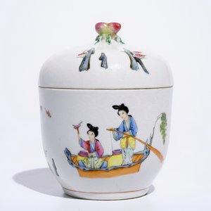 Un bol couvert en porcelaine de Chine famille rose sur fond blanc sgraffiato, marque de Jiaqing, 19/20ème — photo 4