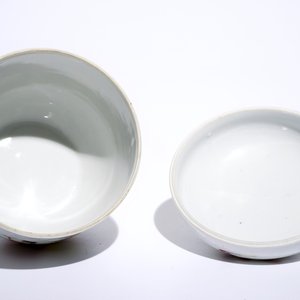 Un bol couvert en porcelaine de Chine famille rose sur fond blanc sgraffiato, marque de Jiaqing, 19/20ème — photo 6