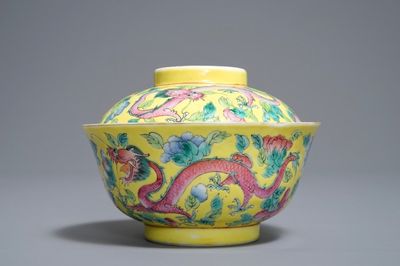 Un bol couvert en porcelaine de Chine famille rose sur fond jaune, 19/20ème