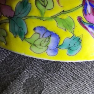 Un bol couvert en porcelaine de Chine famille rose sur fond jaune, 19/20ème — photo 13