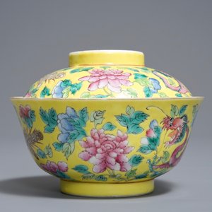Un bol couvert en porcelaine de Chine famille rose sur fond jaune, 19/20ème — photo 2