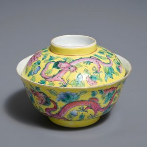 Un bol couvert en porcelaine de Chine famille rose sur fond jaune, 19/20ème — photo 7