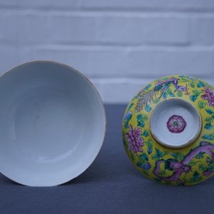 Un bol couvert en porcelaine de Chine famille rose sur fond jaune, 19/20ème — photo 10