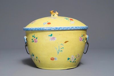 Un bol couvert en porcelaine de Chine famille rose sur fond jaune sgraffiato, 19/20ème