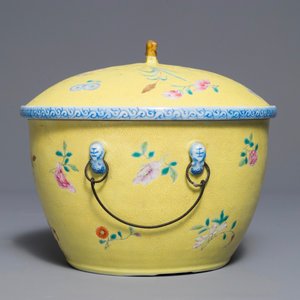 Un bol couvert en porcelaine de Chine famille rose sur fond jaune sgraffiato, 19/20ème — photo 3
