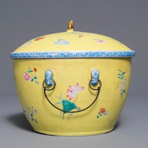 Un bol couvert en porcelaine de Chine famille rose sur fond jaune sgraffiato, 19/20ème — photo 4