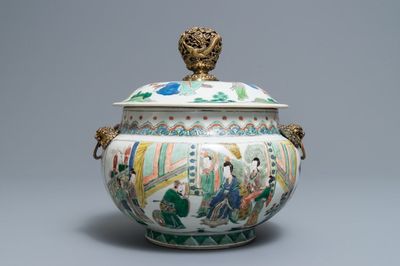 Un bol couvert en porcelaine de Chine famille verte à monture en bronze doré, Kangxi