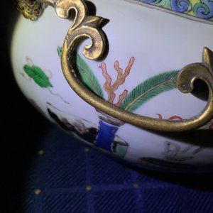 Un bol couvert en porcelaine de Chine famille verte à monture en bronze doré, Kangxi — photo 7