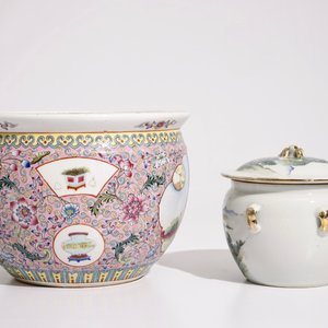 Un bol couvert en porcelaine de Chine qianjiang cai et un pot à fleurs en famille rose, 19/20ème — photo 5