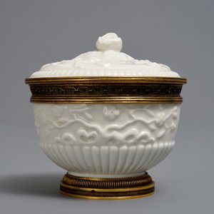 Un bol couvert en porcelaine tendre de Saint-Cloud à monture en bronze doré, France, 2ème moitié du 18ème — photo 2