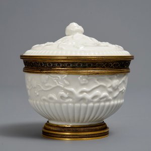 Un bol couvert en porcelaine tendre de Saint-Cloud à monture en bronze doré, France, 2ème moitié du 18ème — photo 4