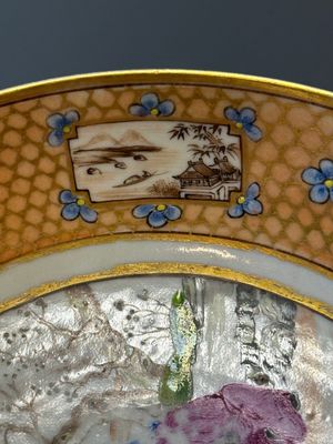 Un bol couvert et son assiette assortie en porcelaine de Chine famille rose de Canton, 19ème — photo 6