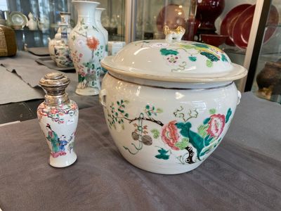 Un bol couvert et un vase en porcelaine de Chine famille rose, 19ème — photo 1