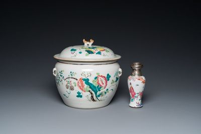 Un bol couvert et un vase en porcelaine de Chine famille rose, 19ème