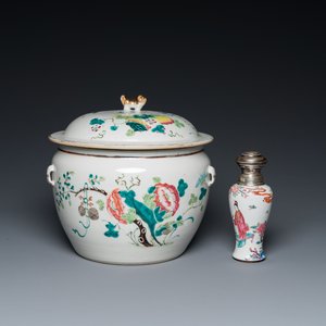Un bol couvert et un vase en porcelaine de Chine famille rose, 19ème — photo 1