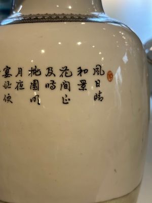 Un bol couvert et un vase en porcelaine de Chine famille rose et un pot en bleu et blanc sur fond céladon, 19/20ème — photo 14