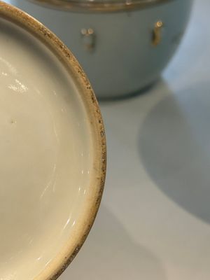 Un bol couvert et un vase en porcelaine de Chine famille rose et un pot en bleu et blanc sur fond céladon, 19/20ème — photo 19