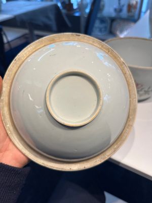 Un bol couvert et un vase en porcelaine de Chine famille rose et un pot en bleu et blanc sur fond céladon, 19/20ème — photo 25