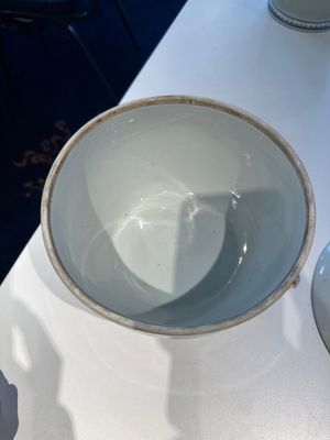 Un bol couvert et un vase en porcelaine de Chine famille rose et un pot en bleu et blanc sur fond céladon, 19/20ème — photo 27