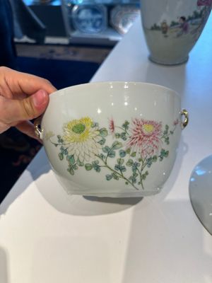 Un bol couvert et un vase en porcelaine de Chine famille rose et un pot en bleu et blanc sur fond céladon, 19/20ème — photo 29