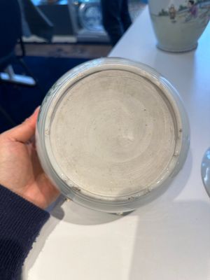 Un bol couvert et un vase en porcelaine de Chine famille rose et un pot en bleu et blanc sur fond céladon, 19/20ème — photo 30