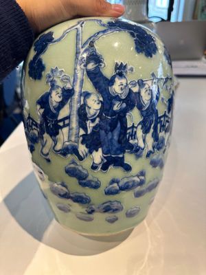 Un bol couvert et un vase en porcelaine de Chine famille rose et un pot en bleu et blanc sur fond céladon, 19/20ème — photo 4
