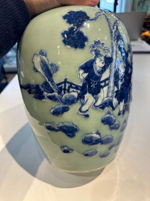 Un bol couvert et un vase en porcelaine de Chine famille rose et un pot en bleu et blanc sur fond céladon, 19/20ème — photo 5
