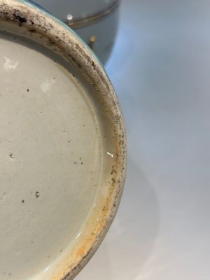 Un bol couvert et un vase en porcelaine de Chine famille rose et un pot en bleu et blanc sur fond céladon, 19/20ème — photo 9
