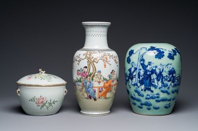 Un bol couvert et un vase en porcelaine de Chine famille rose et un pot en bleu et blanc sur fond céladon, 19/20ème