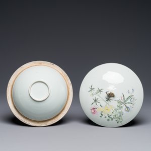 Un bol couvert et un vase en porcelaine de Chine famille rose et un pot en bleu et blanc sur fond céladon, 19/20ème — photo 4