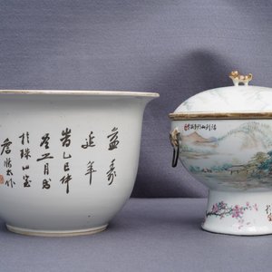 Un bol couvert sur piedouche et une jardinière en porcelaine de Chine qianjiang cai, 19/20ème — photo 11