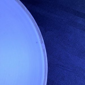 Un bol couvert sur piedouche et une jardinière en porcelaine de Chine qianjiang cai, 19/20ème — photo 8