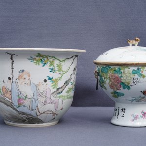 Un bol couvert sur piedouche et une jardinière en porcelaine de Chine qianjiang cai, 19/20ème — photo 10
