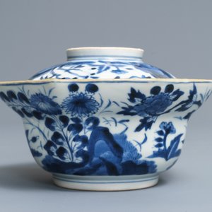 Un bol couvert sur présentoir en porcelaine Arita de Japon en bleu et blanc, Edo, 17/18ème — photo 5