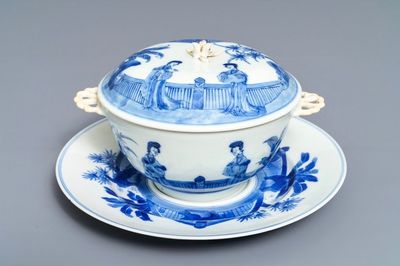 Un bol couvert sur présentoir en porcelaine de Chine bleu et blanc, marque de Chenghua, Kangxi