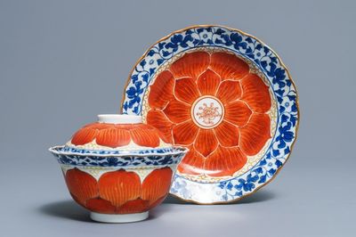 Un bol couvert sur présentoir en porcelaine de Chine, Qianlong/Jiaqing