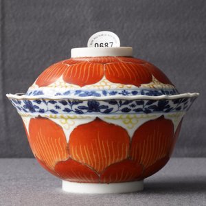 Un bol couvert sur présentoir en porcelaine de Chine, Qianlong/Jiaqing — photo 26