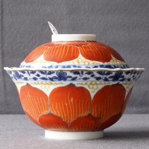 Un bol couvert sur présentoir en porcelaine de Chine, Qianlong/Jiaqing — photo 27