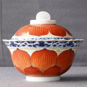 Un bol couvert sur présentoir en porcelaine de Chine, Qianlong/Jiaqing — photo 28