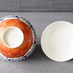 Un bol couvert sur présentoir en porcelaine de Chine, Qianlong/Jiaqing — photo 31