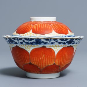 Un bol couvert sur présentoir en porcelaine de Chine, Qianlong/Jiaqing — photo 4