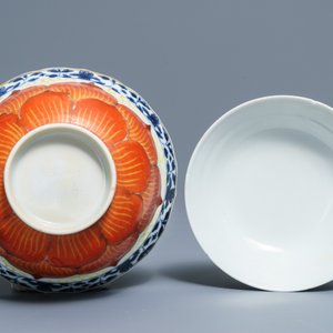 Un bol couvert sur présentoir en porcelaine de Chine, Qianlong/Jiaqing — photo 9