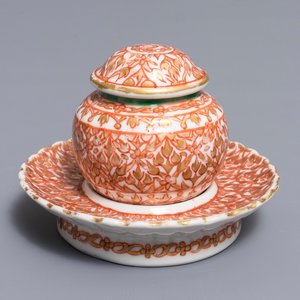 Un bol couvert sur support en porcelaine de Chine de style Bencharong pour le marché thai, 19ème — photo 1