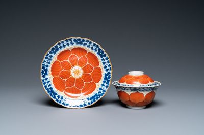 Un bol couvert sur support en porcelaine de Chine en bleu, blanc et rouge de fer, 19ème