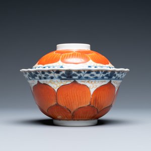 Un bol couvert sur support en porcelaine de Chine en bleu, blanc et rouge de fer, 19ème — photo 4