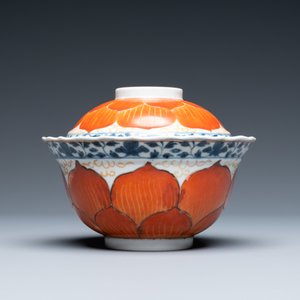 Un bol couvert sur support en porcelaine de Chine en bleu, blanc et rouge de fer, 19ème — photo 5