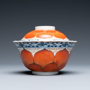 Un bol couvert sur support en porcelaine de Chine en bleu, blanc et rouge de fer, 19ème — photo 7
